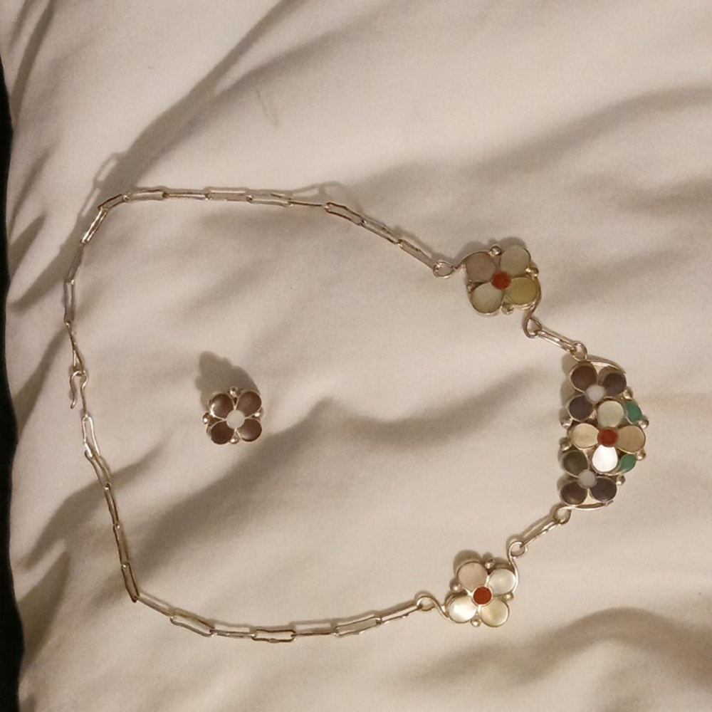 Beautuful vintage flowered Native American Zuni necklace and earring- like new